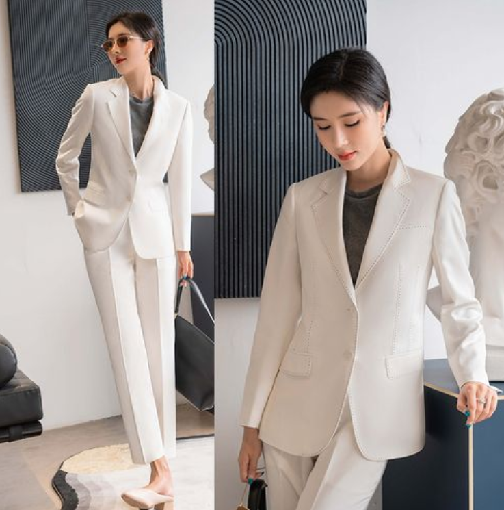 白色職業裝的魅力,需要絲襪和高跟鞋襯托