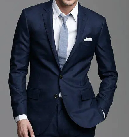 西裝只扣一?？圩?/></p><p>&nbsp; &nbsp; &nbsp; 單排一扣一，一般休閑西裝比較多，個別會用于禮服西裝，比較適合身材比較好的朋友，矮小體型的還可以拉長身型。</p><p>&nbsp; &nbsp; &nbsp; 單排二扣一，相對適用的場合比較多，也是非常經典的扣型，第一次定制西服的紅薯寶寶比較推薦。</p><p>&nbsp; &nbsp; &nbsp; 單排三扣一，最上方一例扣，一般為裝飾扣，意式西服采用較多。</p><p>&nbsp; &nbsp; &nbsp; 為什么西裝的最后一顆扣子為什么不要扣為什么西裝最后一顆扣子不扣，關于這個禮儀故事的傳說有很多種，有人說這起源于20世紀初的英國國王愛德華七世。他的體型偏胖，穿著正裝時最后的扣子實在系不上，尤其是盡情用餐后的開懷大笑總會崩掉扣子，于是他決定不系，既舒服又美觀。當時很多老百姓看到國王這樣很是與眾不同，也就學著那樣不系最后一顆扣子，這個禮儀習慣也延續至今。還有人說是因為西裝禮儀成型于16世紀，那時的男人還是利用馬駒當作交通工具。穿”下裝系上所有扣子會很拘謹，不方便起碼也容易將下擺崩開，干脆就不系最下面那顆了。久而久之人們發現這樣也很美觀，于是將它作為習慣與傳統延續至今。</p><p><br/></p></div>

<!--點贊開始-->
<div   class=